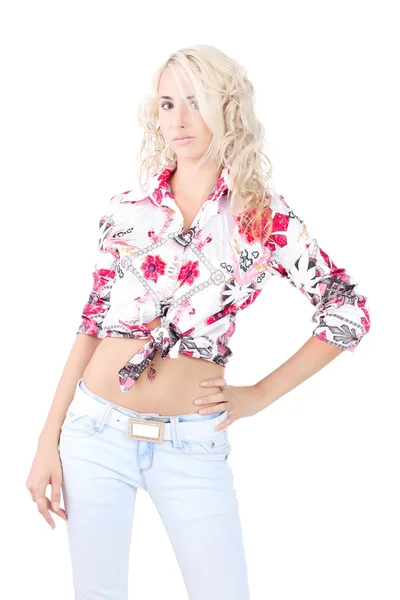 Блондинка в цветной рубашке — стоковое фото