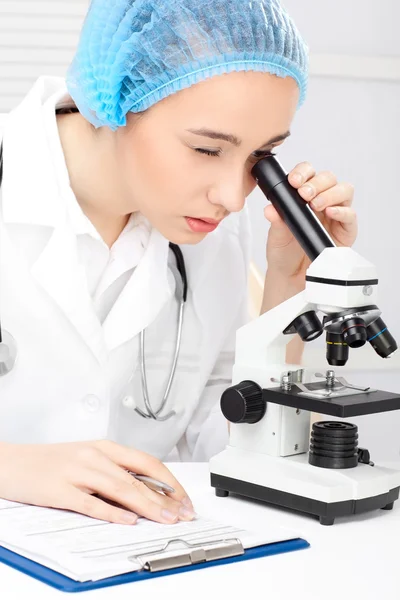 Medical - ženské sestry v mikroskopu — Stock fotografie