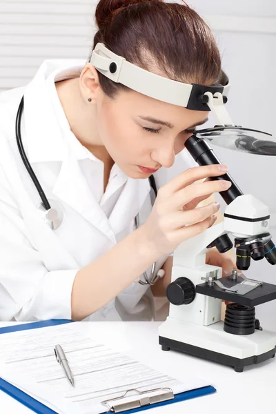 Medical - Female Nurse Looking In Microscope — Stock Photo, Image