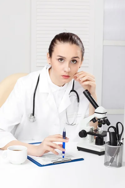 Kobieta Lekarz Medycyny Pracy Mikroskopem — Zdjęcie stockowe