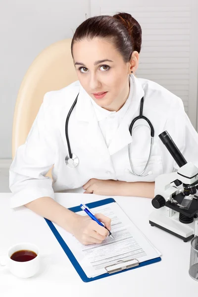 Ženský Lékař Práce Mikroskopem — Stock fotografie