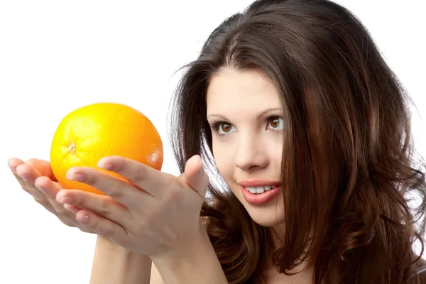 Piękna Młoda Kobieta Trzymając Pomarańczowe Bliska — Zdjęcie stockowe