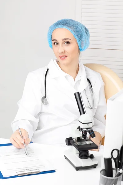 Médico - Enfermera buscando en el microscopio —  Fotos de Stock