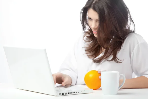 Una Hermosa Mujer Joven Disfrutando Una Taza Café — Foto de Stock