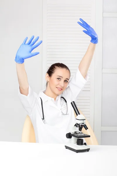 Medico - Infermiera femminile al microscopio — Foto Stock