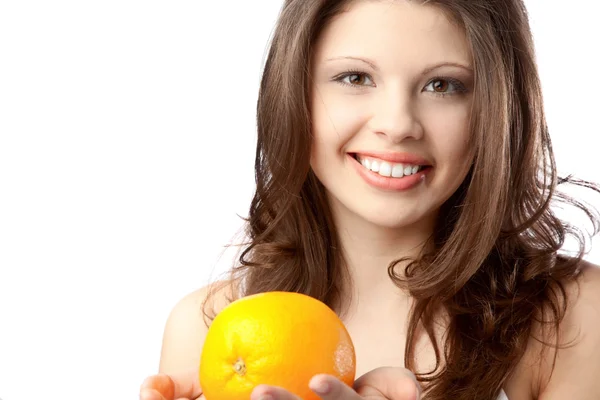 美丽的年轻女子持有一只橘子 — 图库照片