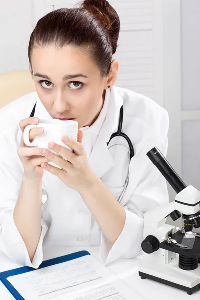 女性医師は顕微鏡の操作 — ストック写真
