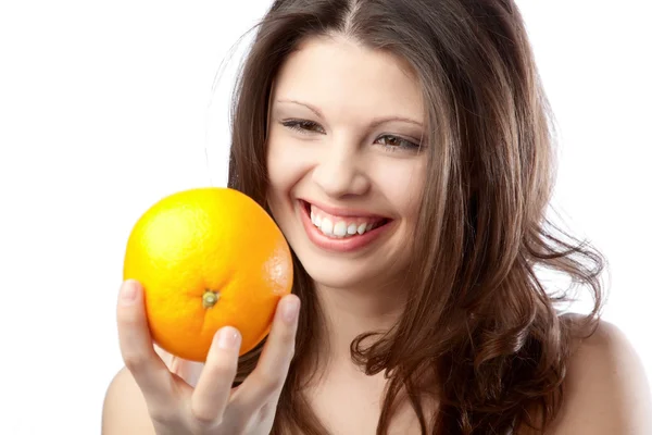 美しい若い女性はオレンジを保持しています クローズ アップ — ストック写真