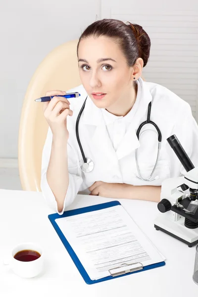 Mikroskopla Çalışan Kadın Tıp Doktoru — Stok fotoğraf
