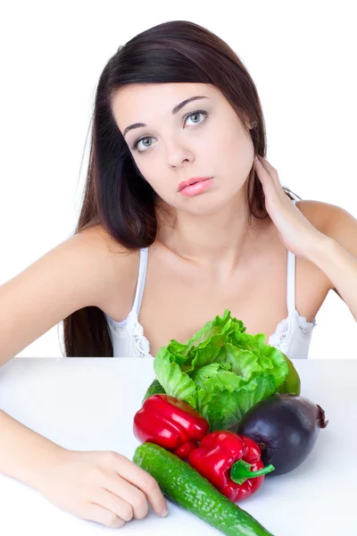 Ung flicka med grönsaker — Stockfoto