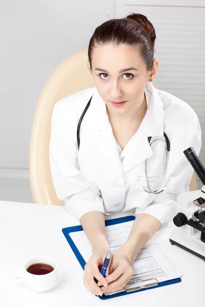 Medico Femminile Che Lavora Con Microscopio — Foto Stock