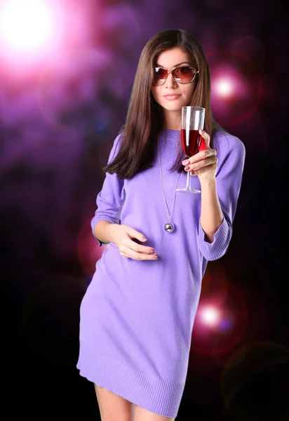 Retrato Jovem Mulher Agradável Com Copo Vinho Nas Costas Rosa — Fotografia de Stock