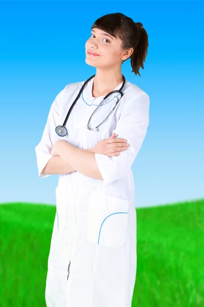 젊은 여자 의사 잔디 하늘 — 스톡 사진