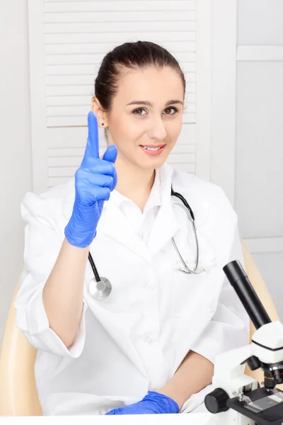 Medycyna - pielęgniarka kobieta patrząc w mikroskopie — Zdjęcie stockowe
