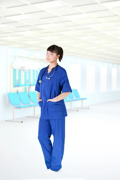 Hospital moderno jovem médico menina — Fotografia de Stock