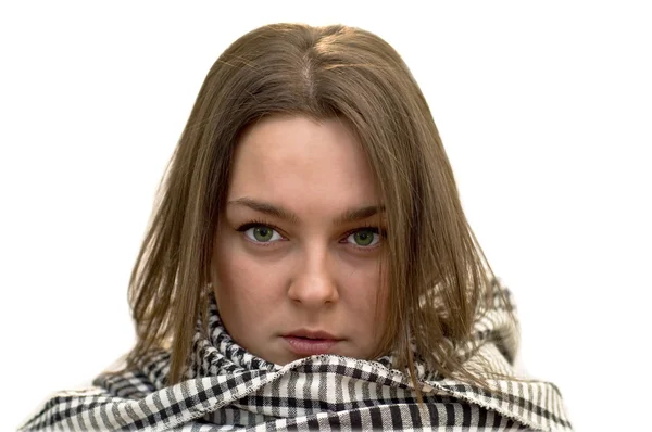 Vrouw met groene ogen in een sjaal — Stockfoto