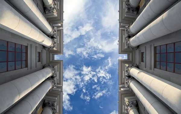 Arquitetura Estalinista Capitais Colunas Coríntias Prospectivamente Contexto Céu Azul — Fotografia de Stock