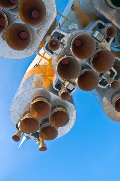 Spuitstukken Ruimte Raket Sojoez Close Achtergrond Van Een Duidelijke Blauwe — Stockfoto