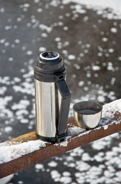 熱いお茶を飲む金属製の魔法瓶 — ストック写真