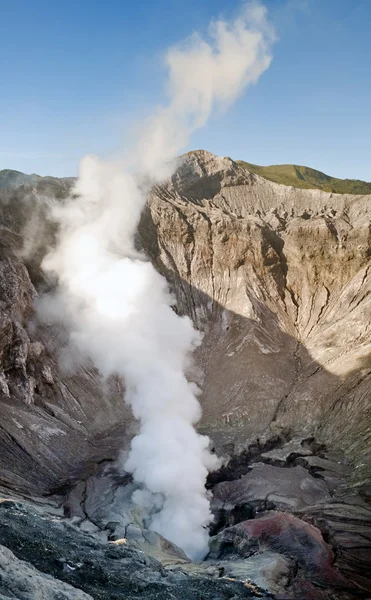 Курящий кратер — стоковое фото