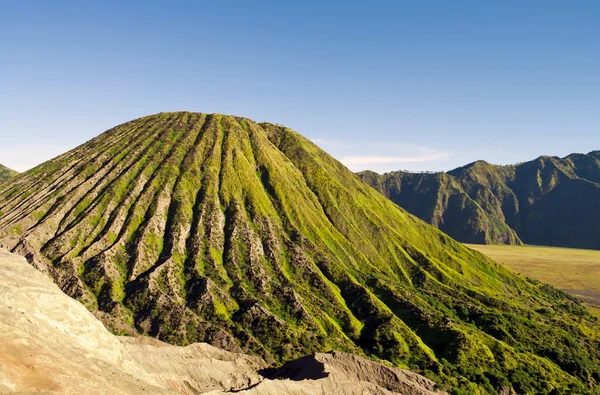 Зеленый активный вулкан — стоковое фото