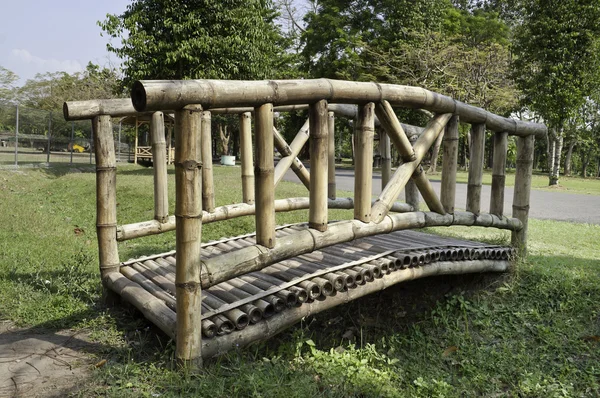 Ponte de bambu de madeira — Fotografia de Stock