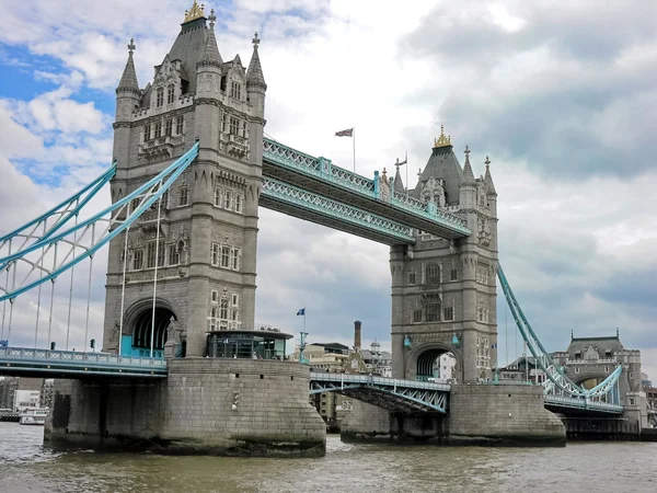 在泰晤士河畔，与英国伦敦桥 — 图库照片