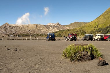 Bromo yanardağ görünümü üzerinde bir açık mavi gökyüzü