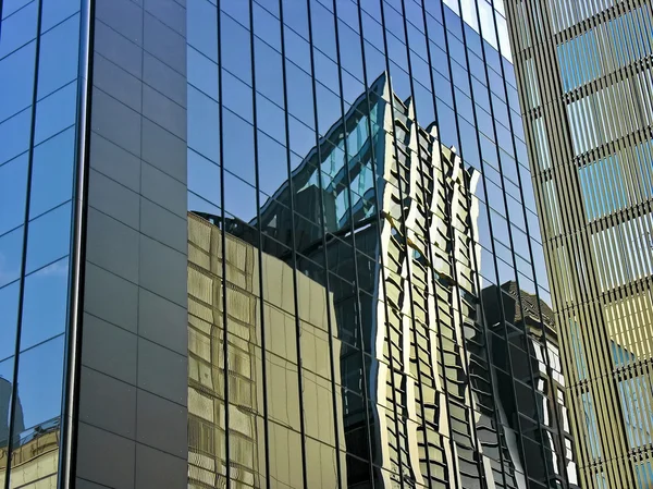 Mirroing business skyskrapor — Stockfoto