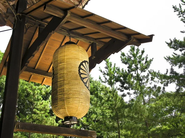 Бумажный Фонарь Висит Маленьком Усыпальнице Открытом Воздухе Японии — стоковое фото