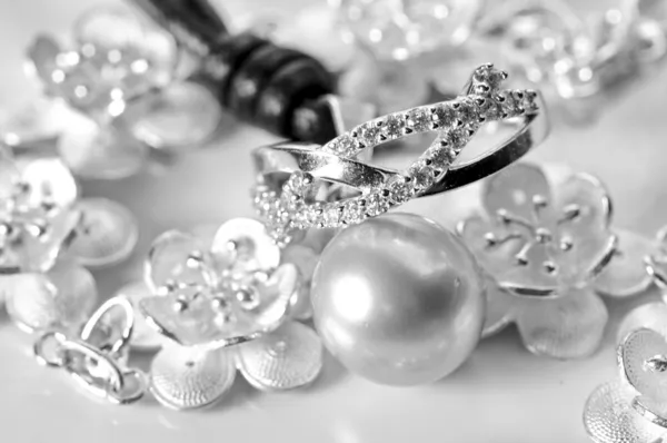 Bijoux Blanc Avec Bracelet Anneau Une Perle Blanche — Photo