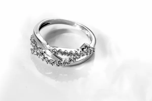 いくつかのダイヤモンドとホワイトゴールドの婚約指輪 — ストック写真