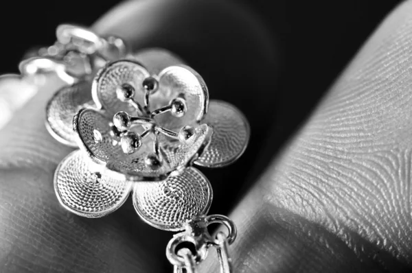 Zilveren Lotus Bloem Detail Een Parel Armband — Stockfoto