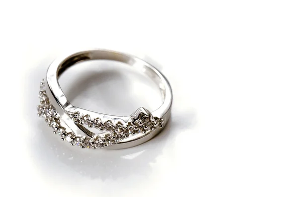 Λευκό χρυσό δαχτυλίδι — Φωτογραφία Αρχείου