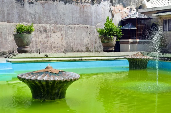 Taman sari castelo de água piscina verde — Fotografia de Stock