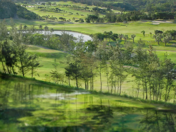 Πράσινο γκολφ θέση με πράσινο νερό αντανάκλαση — Φωτογραφία Αρχείου