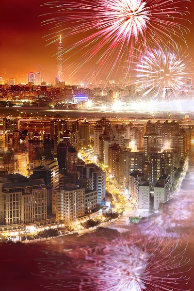 Nacht uitzicht over de stad taipei met vuurwerk — Stockfoto