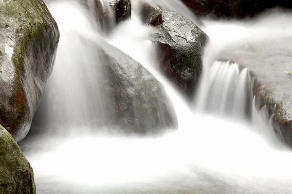 Cascade tombe sur une vieille rivière de prune avec des rochers — Photo