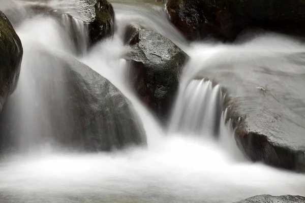 Cascada cae sobre viejo río ciruela con rocas —  Fotos de Stock