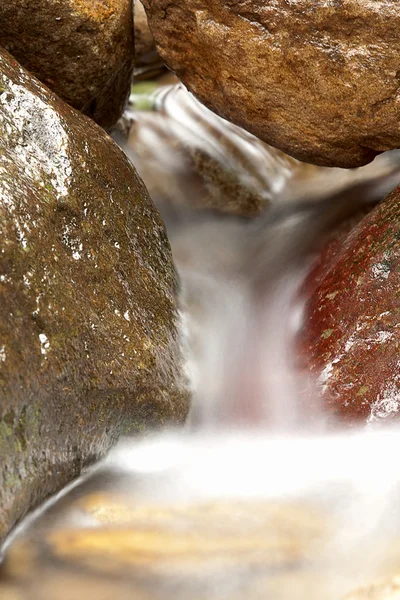 Cascada cae sobre viejo río ciruela con rocas —  Fotos de Stock
