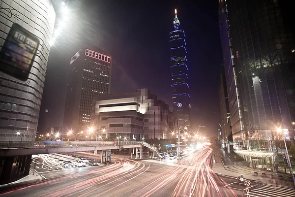 Verkehr der taipei night city — Stockfoto