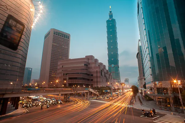 Tráfico de Taipei ciudad nocturna — Foto de Stock