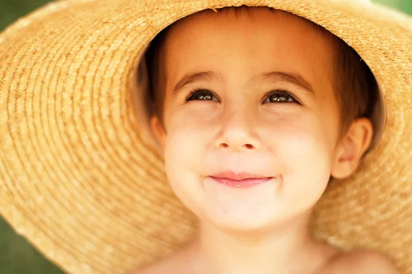 Little boy in straw hat — Stock Photo, Image