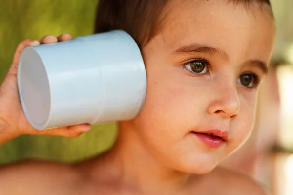 Niño con un dispositivo de comunicación de juguete — Foto de Stock