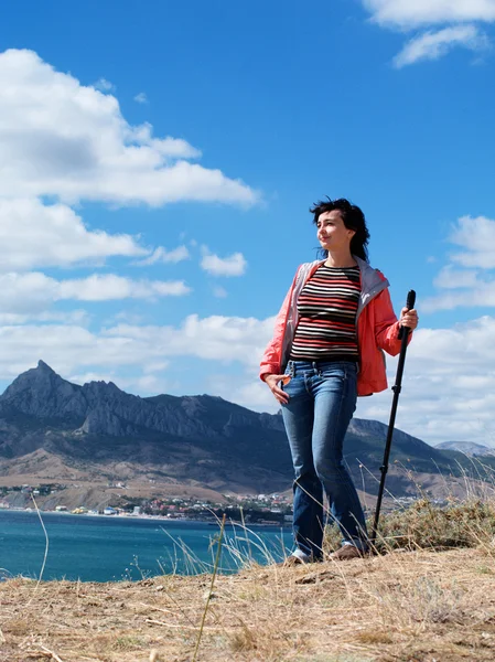 Τουριστική γυναίκα στα βουνά — Φωτογραφία Αρχείου