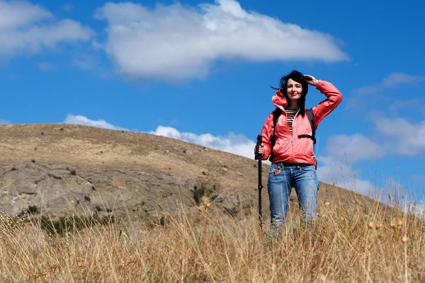 Mujer turista en las montañas — Foto de Stock