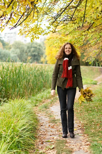 Rödhårig kvinna promenader i parken — Stockfoto