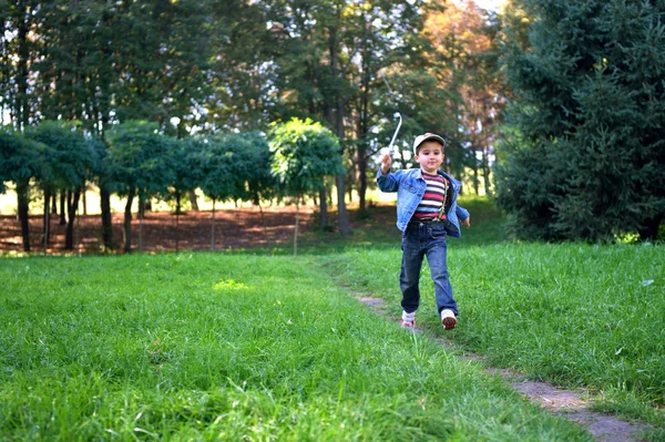 Бегущий мальчик — стоковое фото