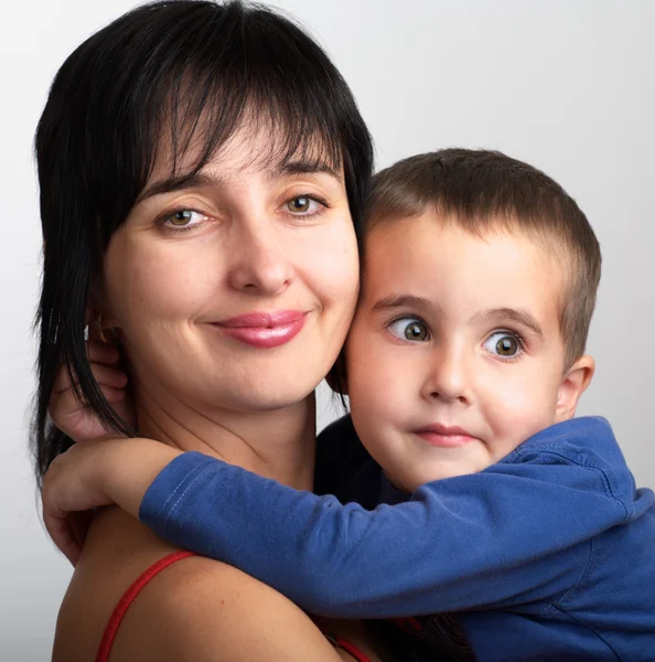 Anya és zavaros fia ölelés — Stock Fotó