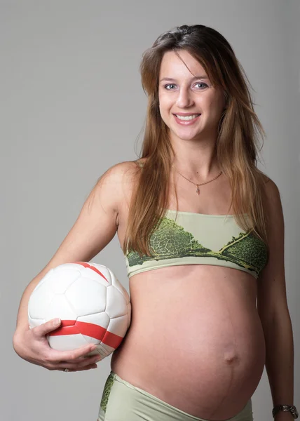 妊娠中の女性がポーズ — ストック写真